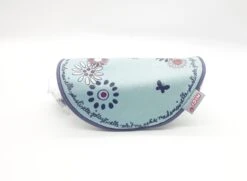 Nici 30231 Brillenetui Schaf Jolly Liselle Allover Blau 16x18cm Jolly Mäh -Nici 30231 3 scaled