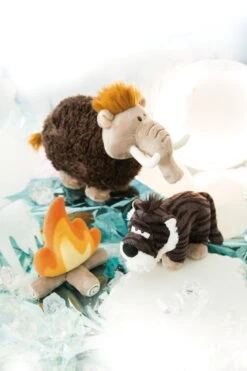 Nici 48072 Mammut Elke Stehend Ca 45cm Stone Age Plüsch Kuscheltier -Nici 45324 45309 45314 10 Milieu 1365x2048 2