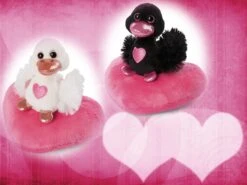 Nici 48264 + 48265 SET Schwäne Auf Herzkissen Ca 13cm Plüsch Love Classics GREEN -Nici 48264 48265 SET scaled