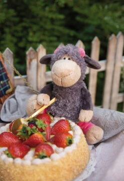 Nici 48534 Graues Schaf Mit Blume Jolly Lucy Ca 25cm Schlenker Plüsch Kuscheltier -Nici 48534 16 Milieu 1402x2048