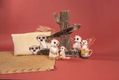 Nici 48747 Kissen Erdmännchen Meerkat Ethno Style 43x25cm Plüsch GREEN -Nici 48747 12 48080 48460 48748 Milieu 2048x1365 1